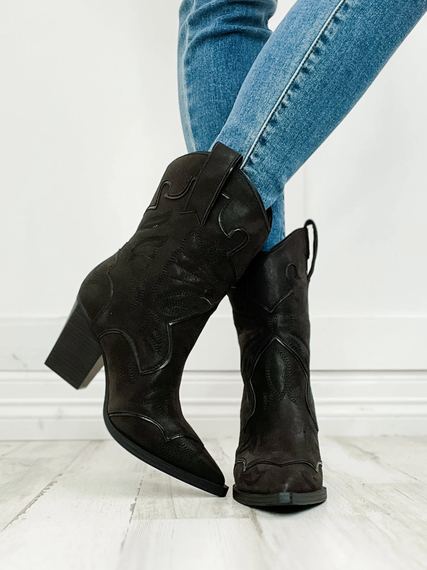 MIA Wilda Pointy Toe Short Western Boots in Black