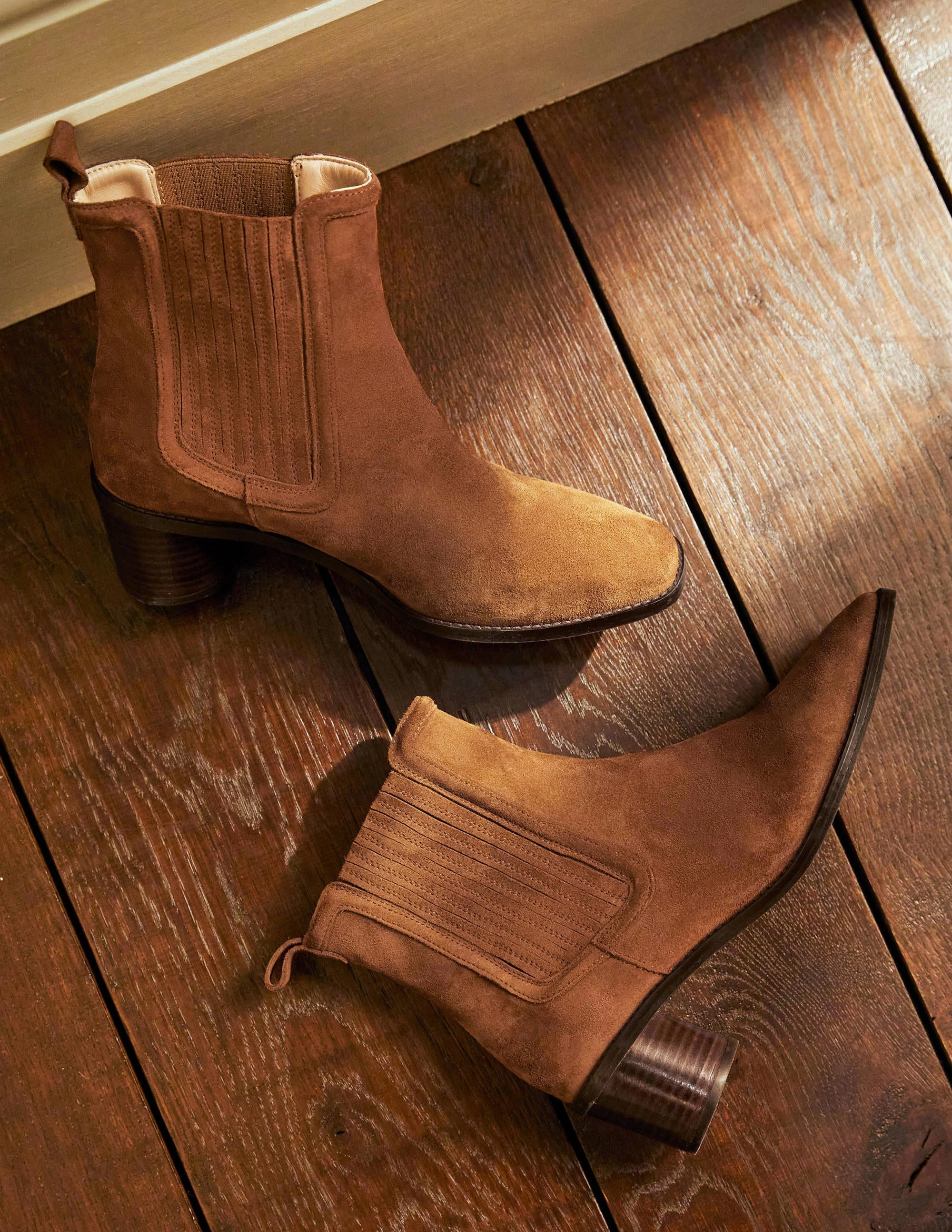 Round Heel Suede Chelsea Boots-Tobacco